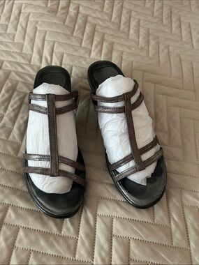 Naot size 37 Women's Metallic grey Strappy Slide Sandals